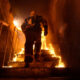 Feuerwehrmann läuft brennende Treppe hoch