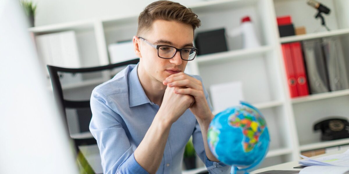 Ein Mann überlegt, wo er arbeiten möchte