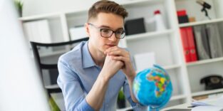 Ein Mann überlegt, wo er arbeiten möchte