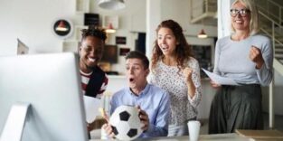 Fußball gemeinsam schauen - im Büro