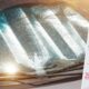 Thermometer zeigt über 40 Grad an, im Hintergrund eine Windschutzscheibe mit Abdeckung
