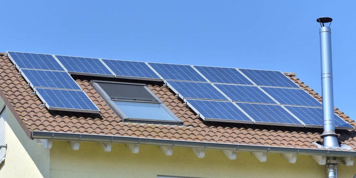 Die Nutzung von Sonnenenergie im privaten Bereich gewinnt zunehmend an Bedeutung - und damit auch die Frage, welcher Batteriespeicher für die Bevorratung am besten eignet ist. Foto: Smarterpix / iceberg_dp