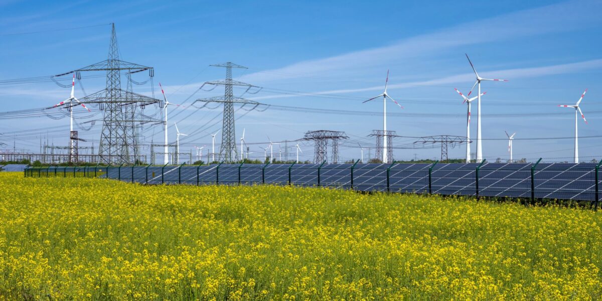 Strommasten, Windräder, Photovoltaikanlage