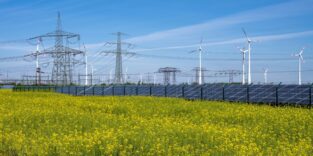 Strommasten, Windräder, Photovoltaikanlage