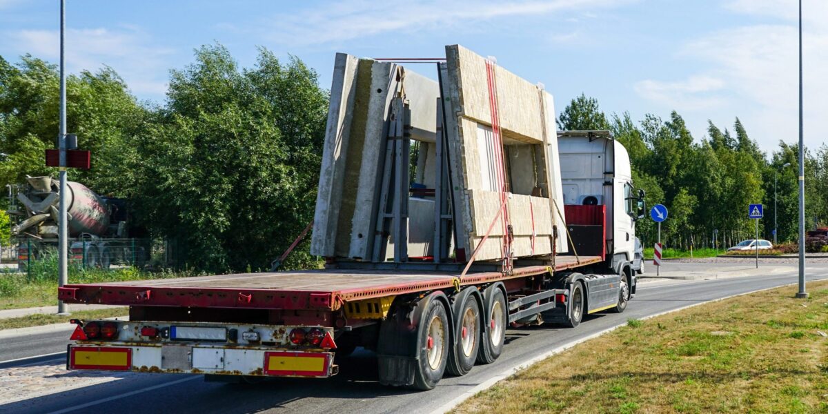 Beton-Fertigteile auf LKW