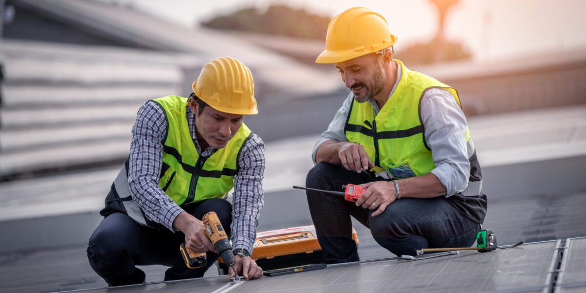 2 Männer arbeiten an einem Solarmodul