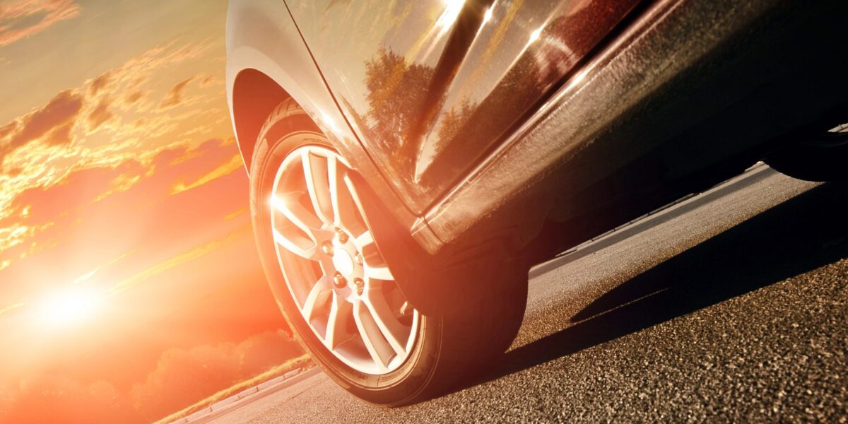 Auto im Sonnenuntergang