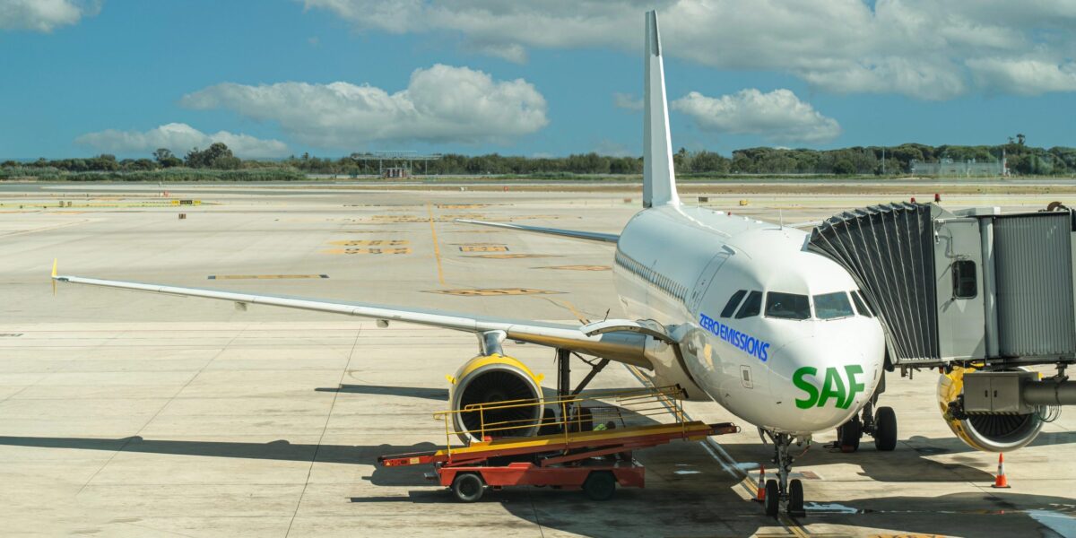 Flugzeug mit SAF-Aufschrift