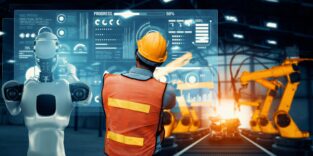 humanoider Roboter und Arbeiter blicken auf einen Bildschirm