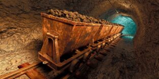 Kohleloren transportieren das abgebaute Material durch einen Stollen