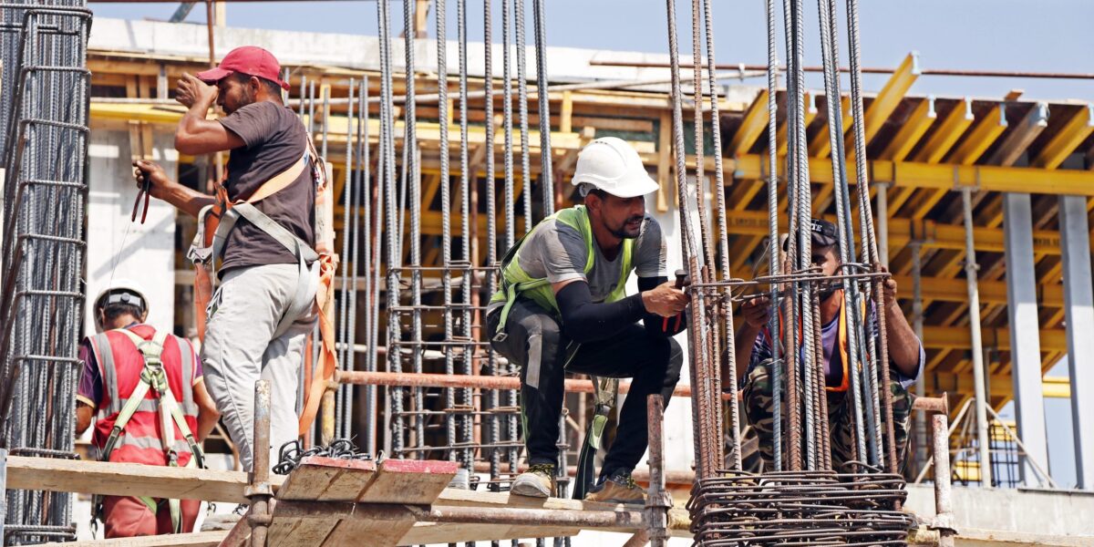 Mitarbeiter draußen auf einer Baustelle