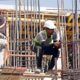 Mitarbeiter draußen auf einer Baustelle