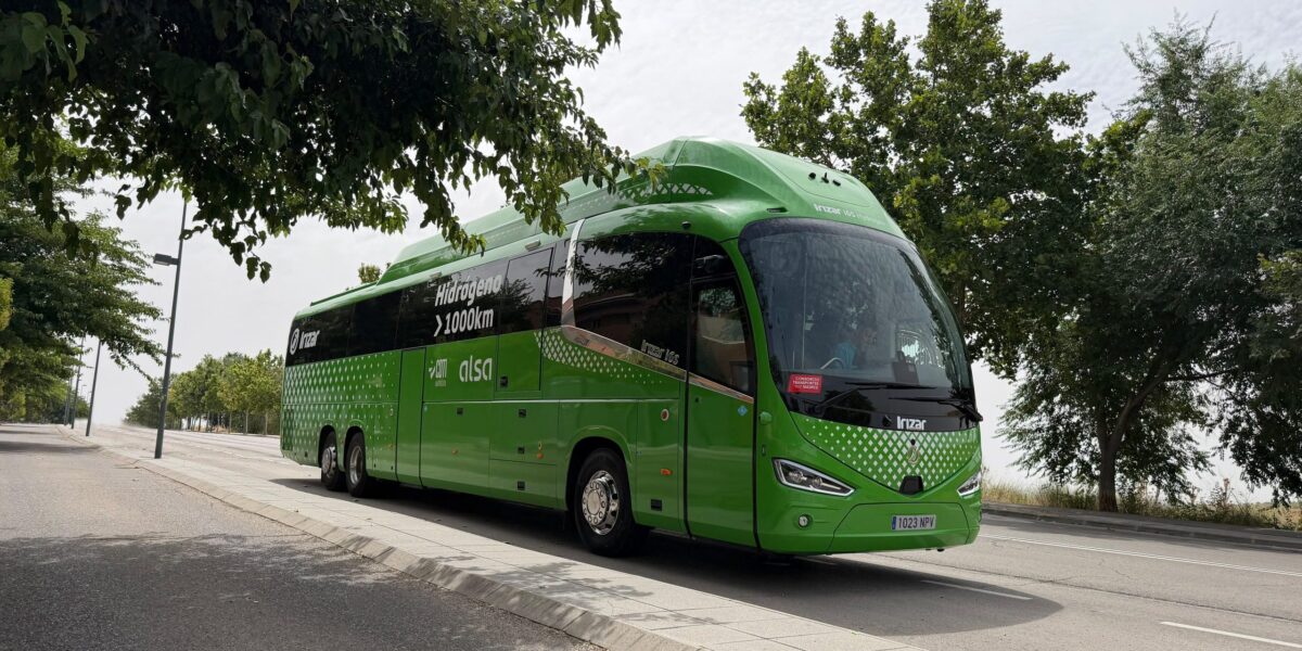 Grüner Bus auf Straße