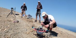 Forscher Marius Schaab (vorne) von der TUM überprüft die Drohne, die in einem Krater auf Vulcano über Vulkangasen fliegen soll