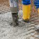 Mann betoniert Decke