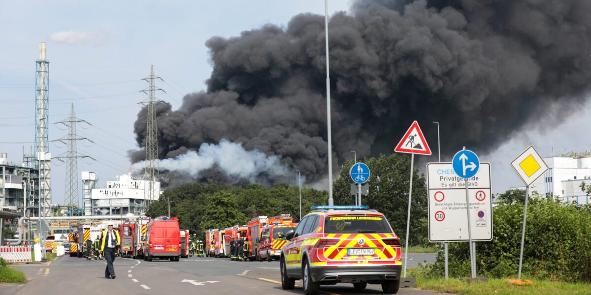 Eine Rauchwolke, Folge der Explosion, schwebt über dem Gelände des Chempark Leverkusen