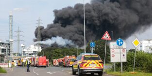 Eine Rauchwolke, Folge der Explosion, schwebt über dem Gelände des Chempark Leverkusen