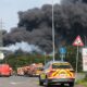 Eine Rauchwolke, Folge der Explosion, schwebt über dem Gelände des Chempark Leverkusen