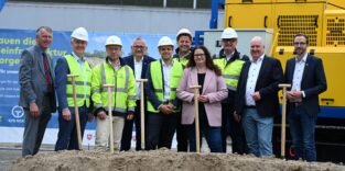 Menschen an einer Baustelle