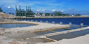 Der Tuas Mega Port wächst aus dem Meer