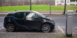 E-Auto von BMW an der Ladesäule