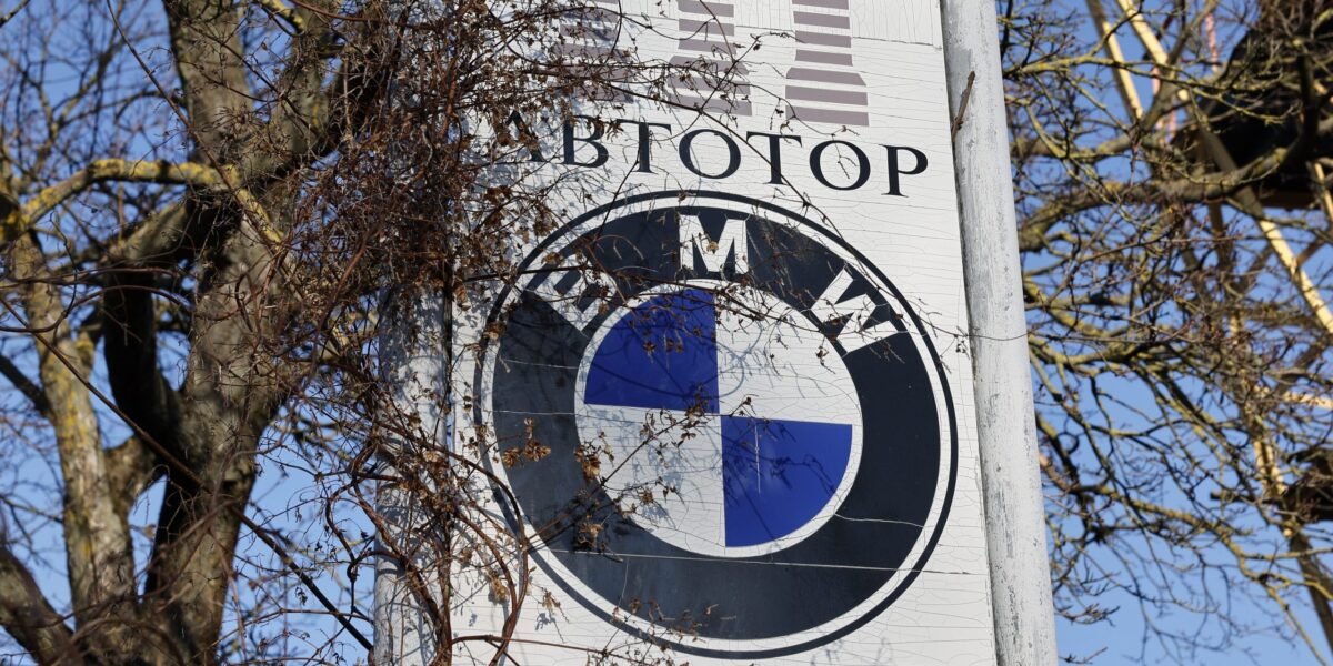 BMW-Logo im Avtotor-Werk in Kaliningrad
