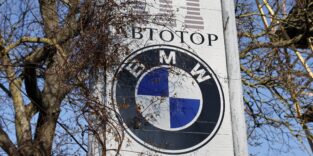 BMW-Logo im Avtotor-Werk in Kaliningrad