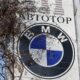 BMW-Logo im Avtotor-Werk in Kaliningrad