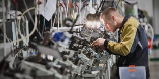 Techniker arbeitet an einer Fertigungslinie in der Edelmetallverarbeitung