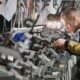 Techniker arbeitet an einer Fertigungslinie in der Edelmetallverarbeitung