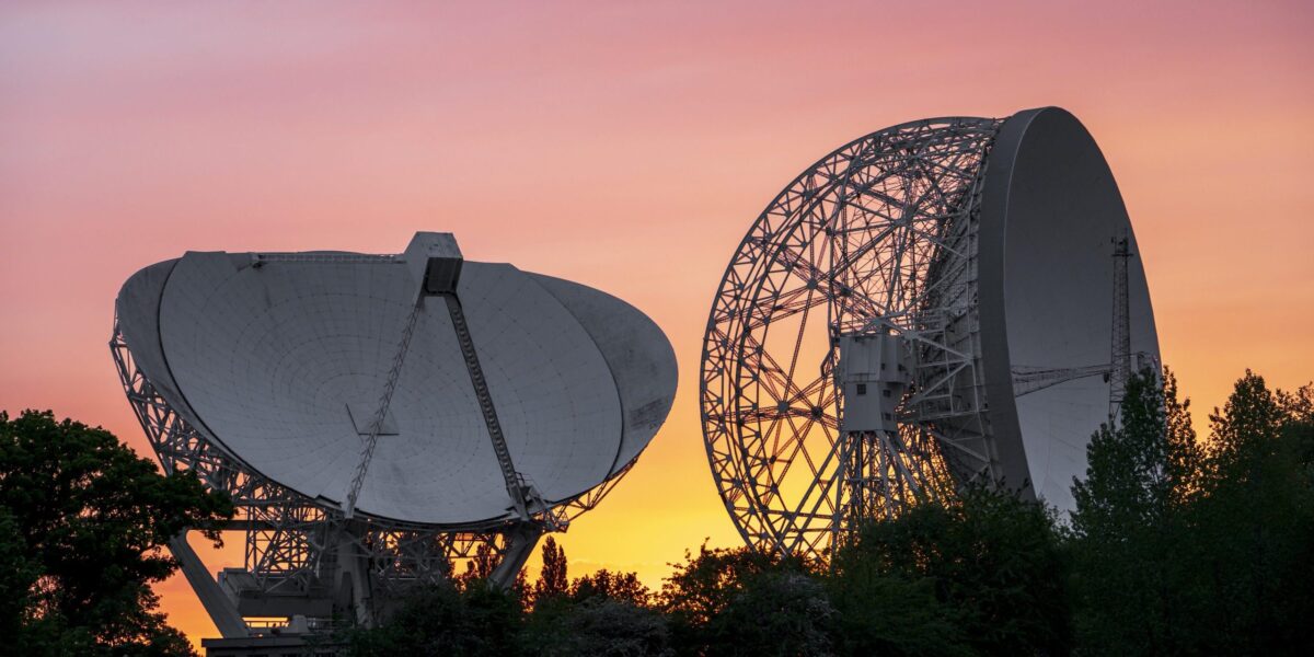 Das Mark-II-Teleskop und das 76 m große Lovell-Teleskop am Jodrell Bank Observatory im Abendlicht