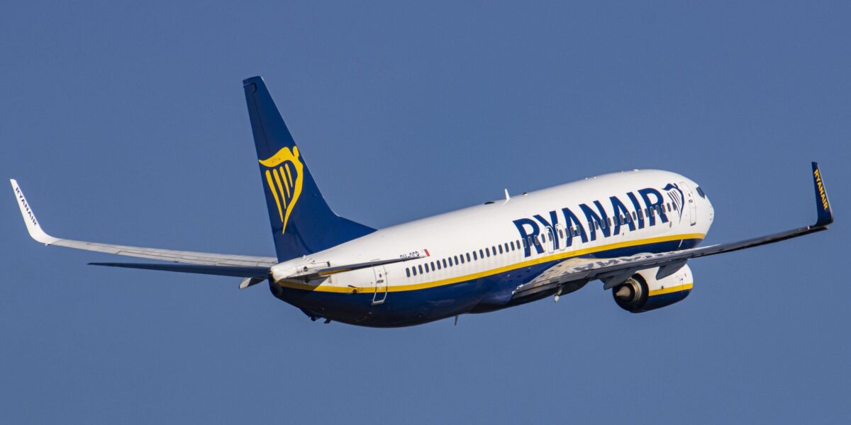Eine Boeing 737-800 von Ryanair im Flug