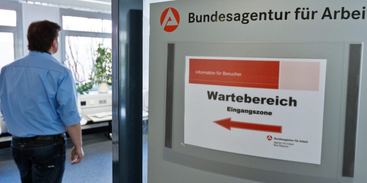 Ein Mann schaut nach Jobangeboten bei der Arbeitsagentur