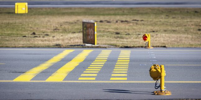 Rote Stopbars markieren den Haltepunkt vor der Start- und Landebahn