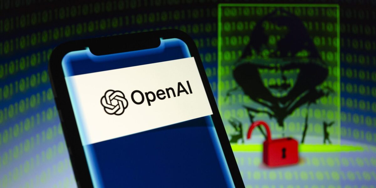 OpenAI auf einem Smartphone und Mann mit Kapuze und Schloss im Hintergrund.