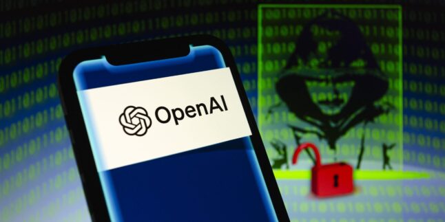 OpenAI auf einem Smartphone und Mann mit Kapuze und Schloss im Hintergrund.
