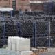 Gestapelte Altreifen in Gitterboxen