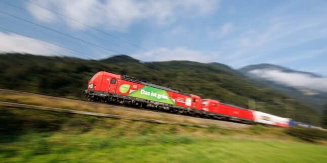 Ein DB-Cargo-Zug im Inntal bei Oberaudorf