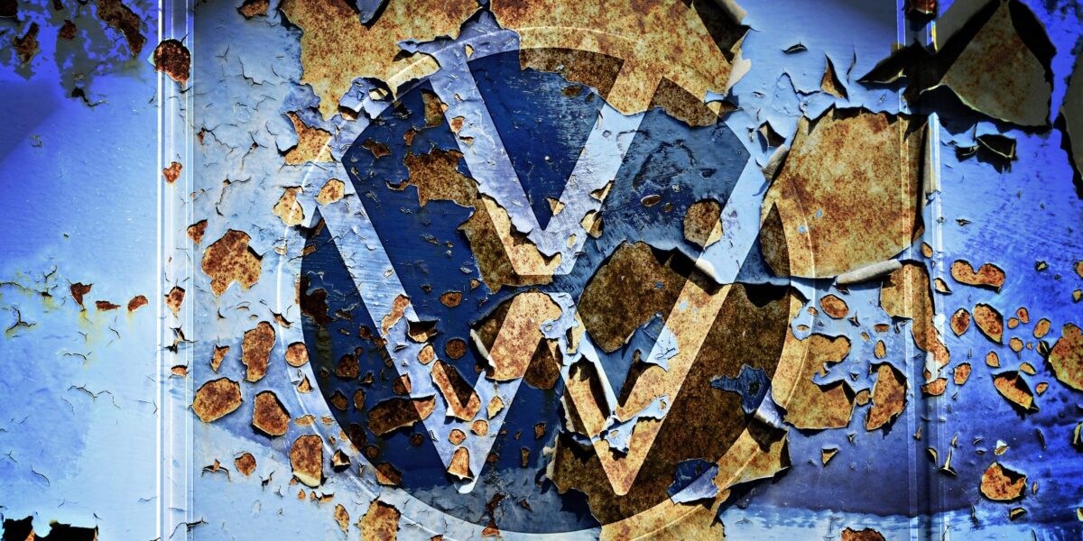 VW-Zeichen eines Autohändlers auf abblätternder Farbe an einer Wand, Symbolfoto VW-Krise, Fotomontage Foto picture alliance / CHROMORANGE | Christian Ohde