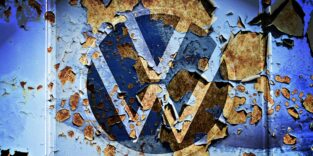 VW-Zeichen eines Autohändlers auf abblätternder Farbe an einer Wand, Symbolfoto VW-Krise, Fotomontage Foto picture alliance / CHROMORANGE | Christian Ohde
