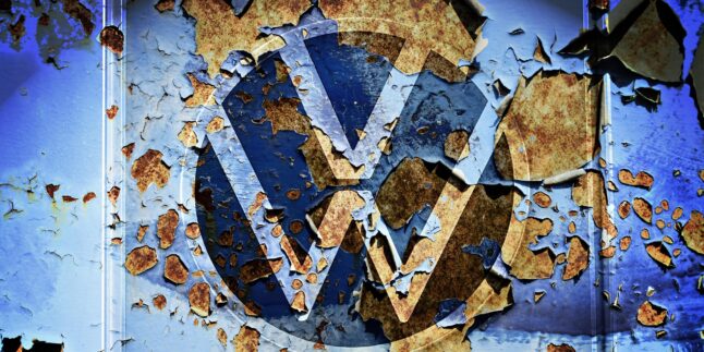 VW-Zeichen eines Autohändlers auf abblätternder Farbe an einer Wand, Symbolfoto VW-Krise, Fotomontage Foto picture alliance / CHROMORANGE | Christian Ohde