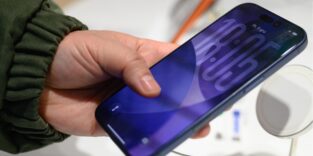 Person hält ein Apple-iPhone 17 Pro in der Hand.