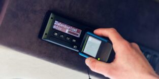 Polizist kontrolliert einen digitalen Fahrtenschreiber