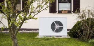 Luft-Wasser-Wärmepumpe im Vorgarten eines Einfamilienhauses in Essen