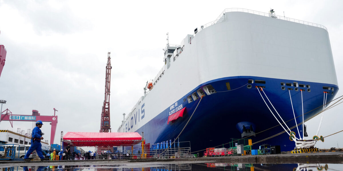 Noch ohne Solardeck. Im April wurde die Glovis Leader ausgeliefert. Das Frachtschiff hat ebenfalls Platz für 10.800 Autos. Foto: Foto: picture alliance / Xinhua News Agency | Wu Lu