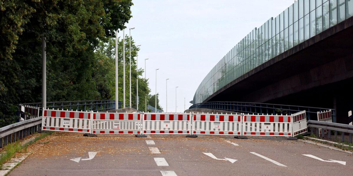 Abgesperrte Zufahrt zur Bonner Nordbrücke