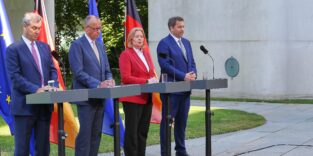 Berlin, Deutschland: Bundeskanzleramt: Pressekonferenz nach Koalitionsausschuss: L-R: Bayerns Ministerpräsident Markus Söder (CSU), Bundeskanzler Friedrich Merz (CDU), Bundesministerin für Arbeit und Soziales Bärbel Bas (SPD), Bundesminister der Finanzen Lars Klingbeil (SPD) Foto: picture alliance / dts-Agentur | dts Nachrichtenagentur GmbH