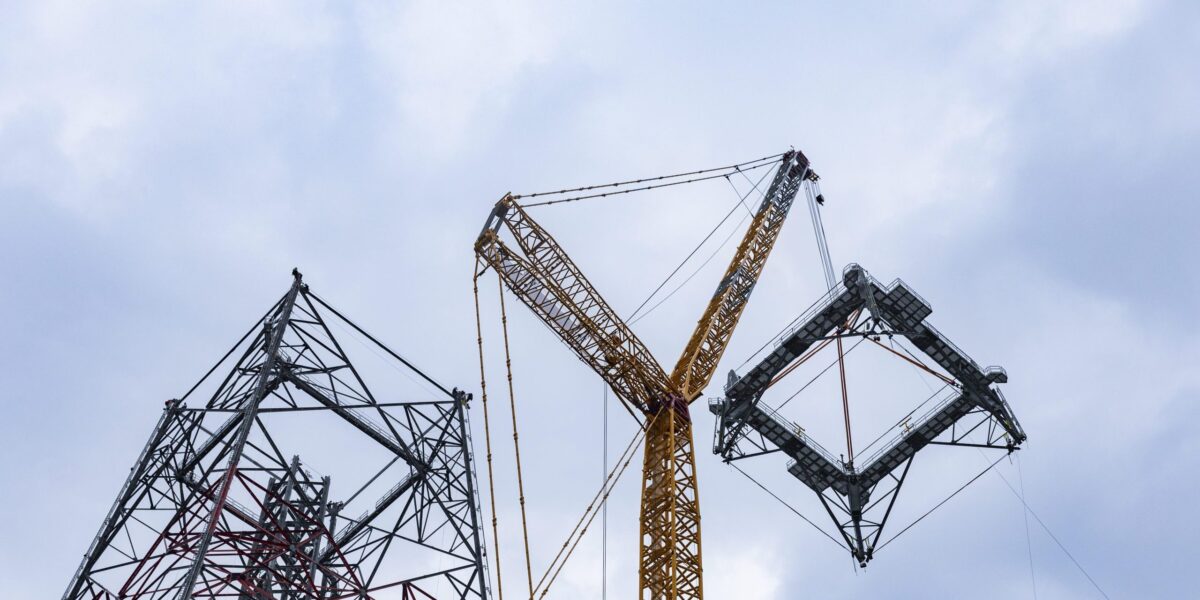 Montage des letzten Turmsegmentes am GICON-Höhenwindturm