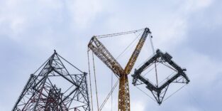 Montage des letzten Turmsegmentes am GICON-Höhenwindturm