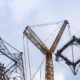 Montage des letzten Turmsegmentes am GICON-Höhenwindturm